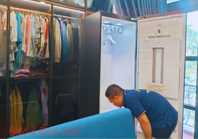 Kỹ thuật viên kiểm tra tủ chăm sóc quần áo LG Styler